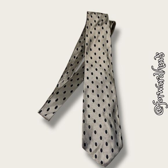 Silver Silk Lands’ End Neck Tie – Classic and Refined - Picture 4 of 10